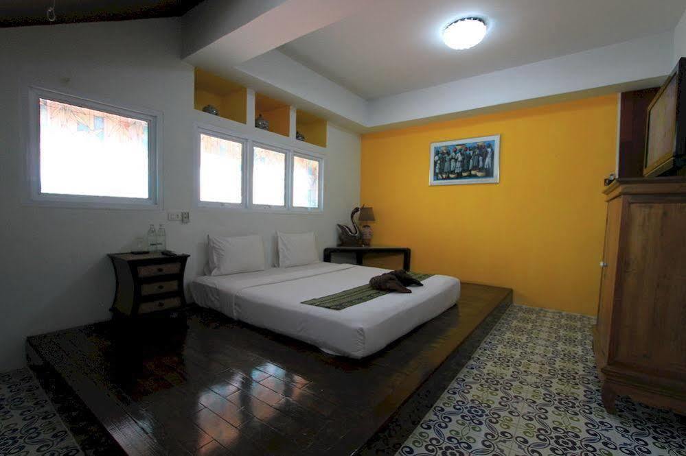 Tony'S Place Ayutthaya Extérieur photo
